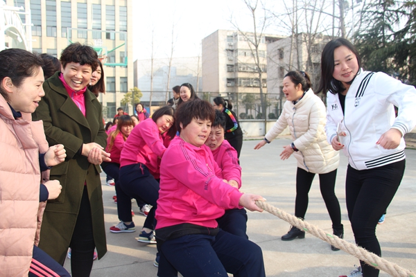 驛城區(qū)舉辦慶?！叭藡D女節(jié)”拔河比賽