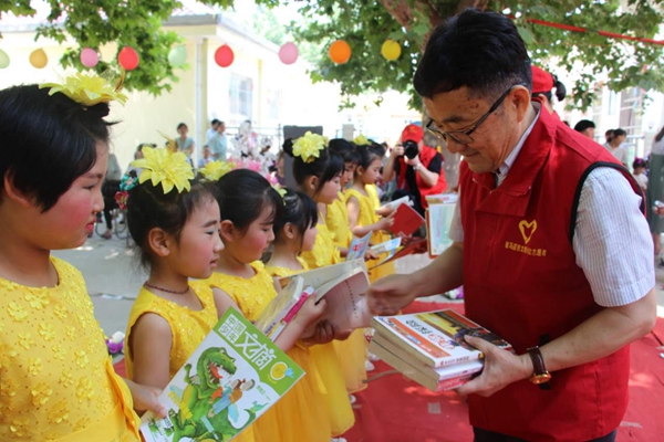 2000多本兒童讀物  送進(jìn)伍莊小學(xué)