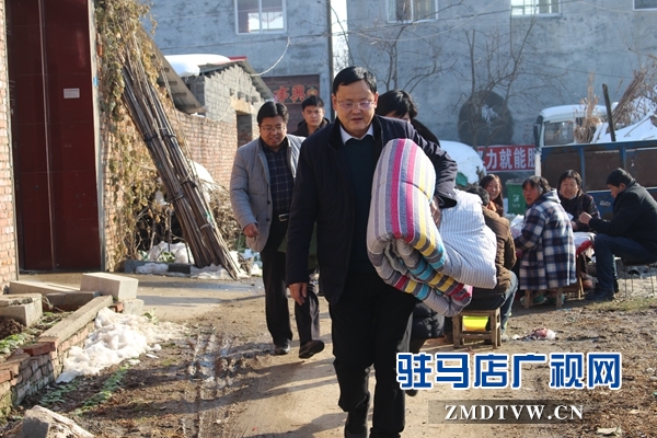 古塔街道黨工委書記施惠杰（前一）、街道辦事處主任張冬（左一）到村里慰問困難殘疾人.JPG