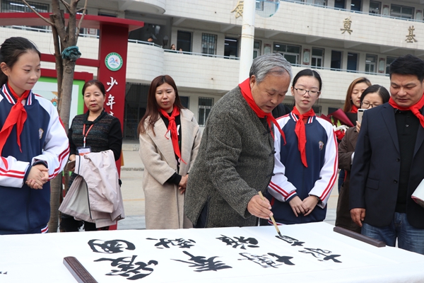 名家大師進校園 翰墨溢香滿校園