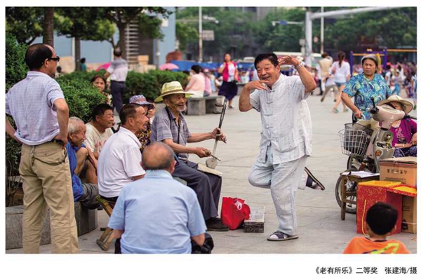 全國(guó)首屆孝老愛(ài)親攝影大賽獲獎(jiǎng)作品在駐馬店光影藝術(shù)長(zhǎng)廊展出