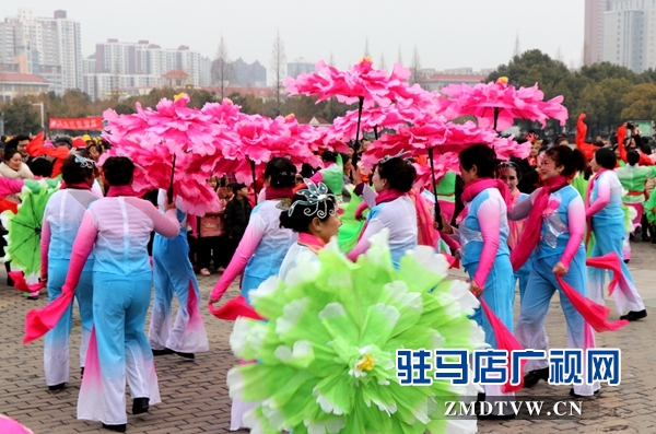 舞龍、耍獅、扭秧歌 駐馬店民間藝術(shù)展演吸引數(shù)千市民圍觀