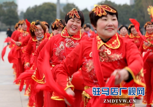 舞龍、耍獅、扭秧歌 駐馬店民間藝術(shù)展演吸引數(shù)千市民圍觀