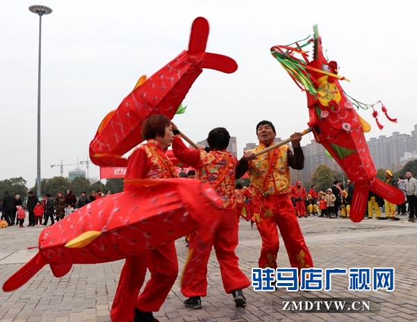 舞龍、耍獅、扭秧歌 駐馬店民間藝術(shù)展演吸引數(shù)千市民圍觀