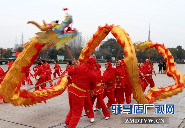 舞龍、耍獅、扭秧歌 駐馬店民間藝術(shù)展演吸引數(shù)千市民圍觀