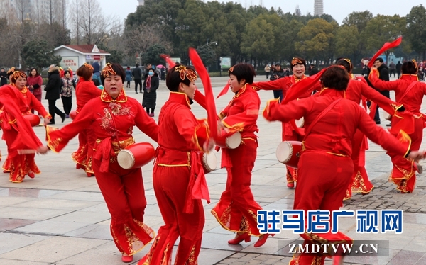 舞龍、耍獅、扭秧歌 駐馬店民間藝術(shù)展演吸引數(shù)千市民圍觀