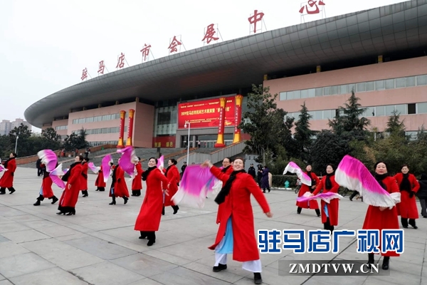 舞龍、耍獅、扭秧歌 駐馬店民間藝術(shù)展演吸引數(shù)千市民圍觀