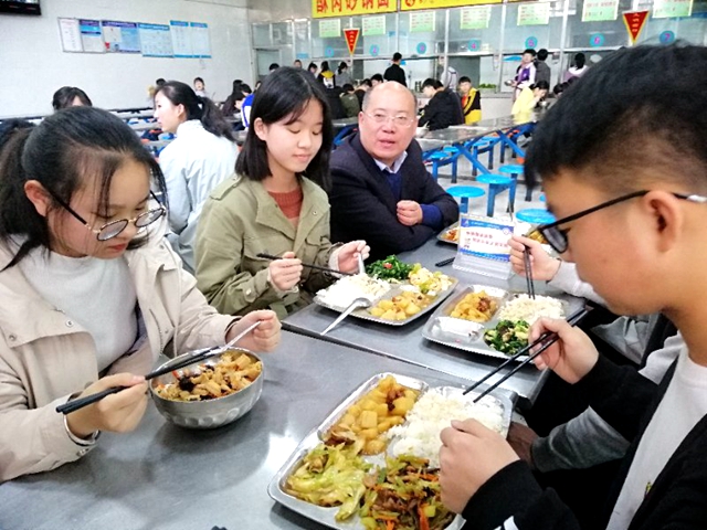 駐馬店市各中小學(xué)幼兒園積極實行集中用餐陪餐制度