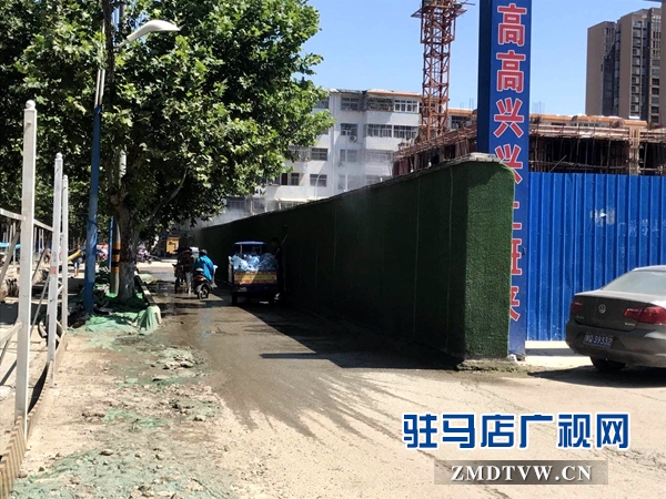 風光路與中華路交叉口道路狹窄泥濘 近千戶居民出行難