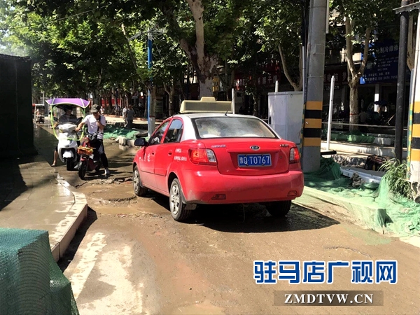 風光路與中華路交叉口道路狹窄泥濘 近千戶居民出行難