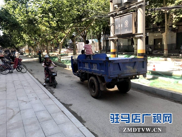 風光路與中華路交叉口道路狹窄泥濘 近千戶居民出行難