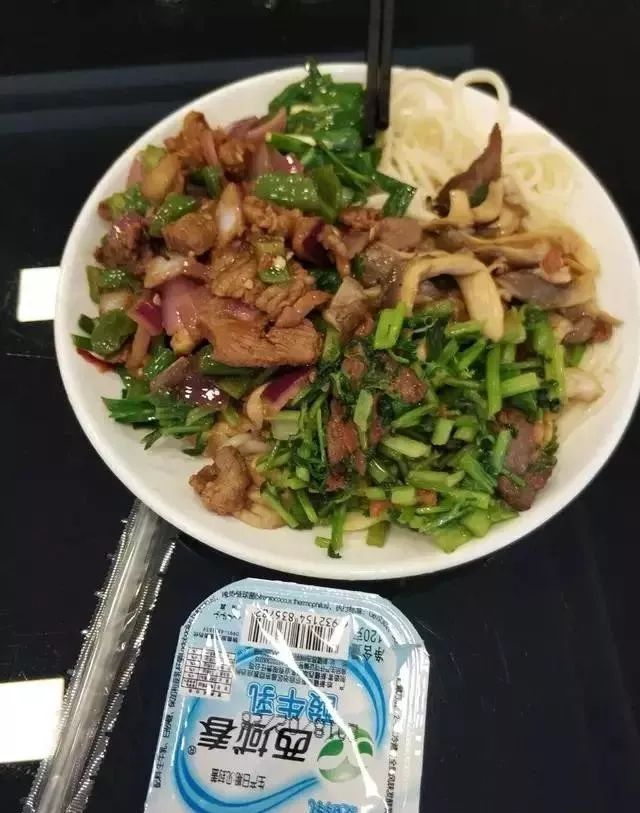 深夜食堂：攢勁弟弟帶你吃！烏魯木齊十大經典拌面館，咱新疆人就好這口... 