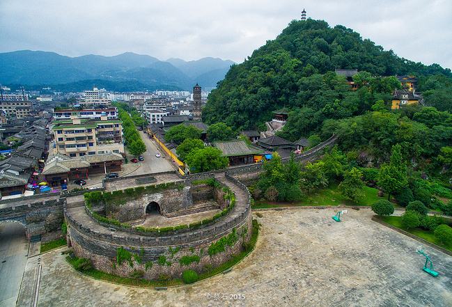 臺(tái)風(fēng)侵襲臨海古城：當(dāng)古建筑遭遇洪水猛獸，我們?cè)撊绾螒?yīng)對(duì)？ 