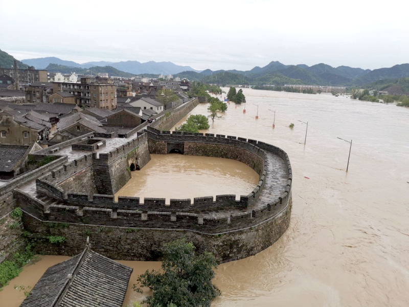 臺(tái)風(fēng)侵襲臨海古城：當(dāng)古建筑遭遇洪水猛獸，我們?cè)撊绾螒?yīng)對(duì)？ 