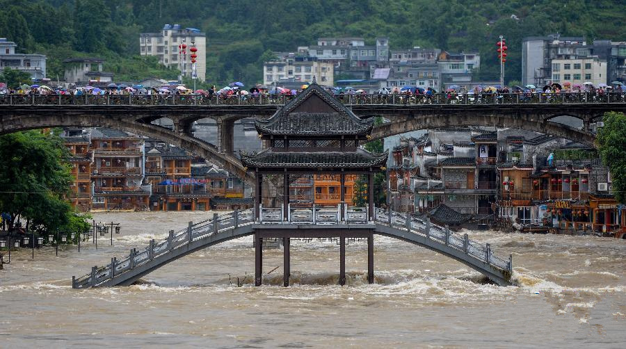 臺(tái)風(fēng)侵襲臨海古城：當(dāng)古建筑遭遇洪水猛獸，我們?cè)撊绾螒?yīng)對(duì)？ 