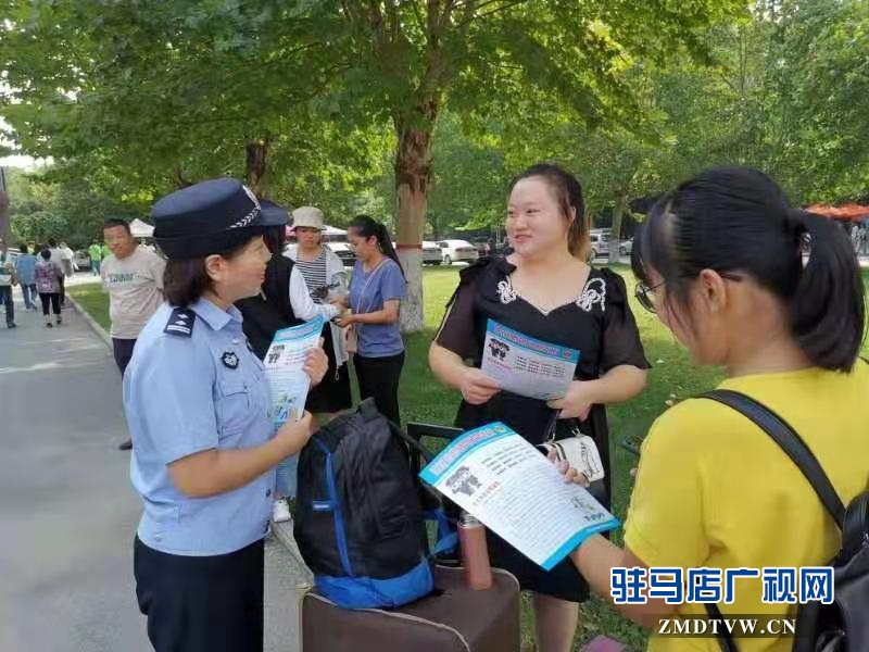 新生喜迎開學(xué)季 民警護航進行時