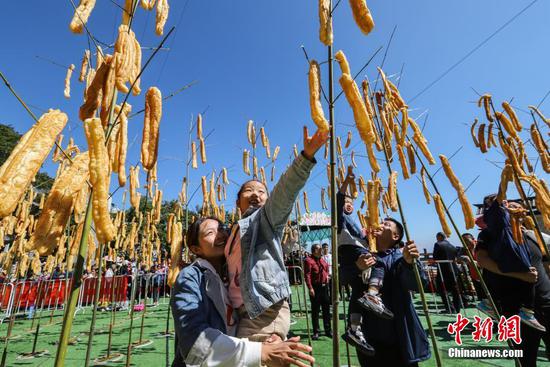 竹竿上“長(zhǎng)”油條，洛陽民眾“摘”油條慶豐收