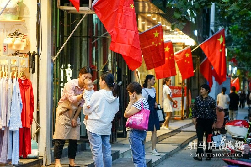 掛國旗，迎國慶，駐馬店營造最美“中國紅”