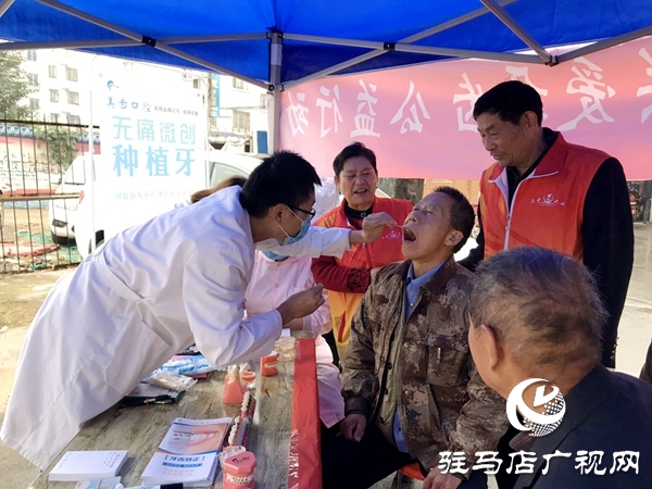 六旬夫婦用行動詮釋“雷鋒精神”