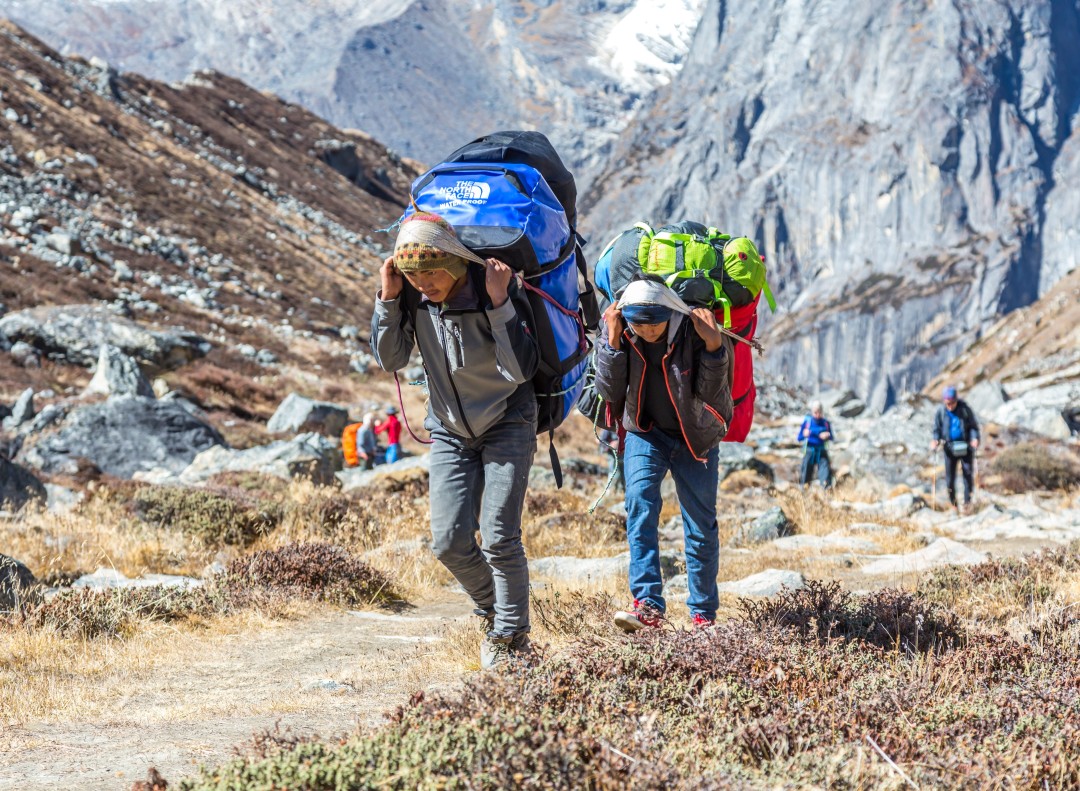 人類凈土也失守，500登山客被困，尼泊爾怎么辦？