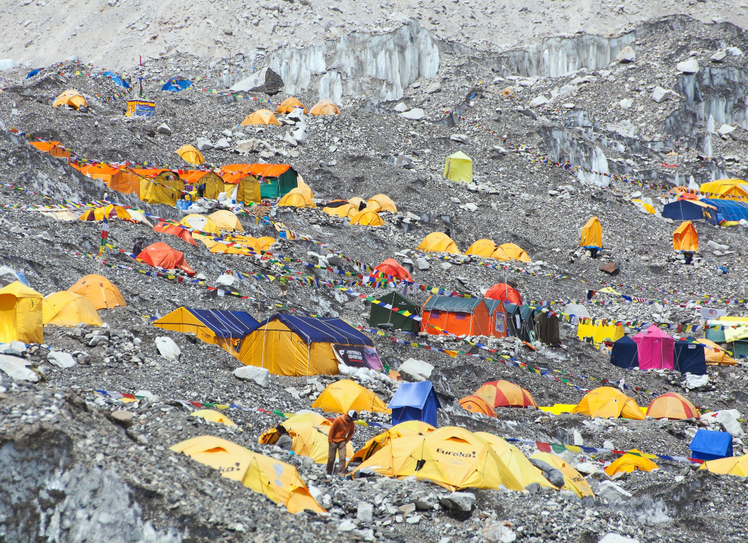 人類凈土也失守，500登山客被困，尼泊爾怎么辦？