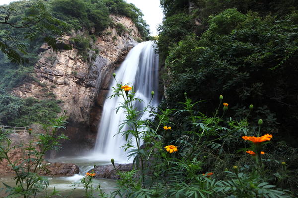 三門(mén)峽豫西大峽谷景區(qū)放大招，推出“99元漂流月卡”，兩個(gè)月內(nèi)漂流不限次！