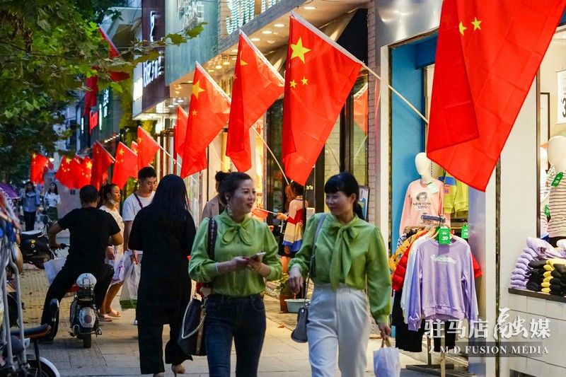 掛國旗，迎國慶，駐馬店?duì)I造最美“中國紅”