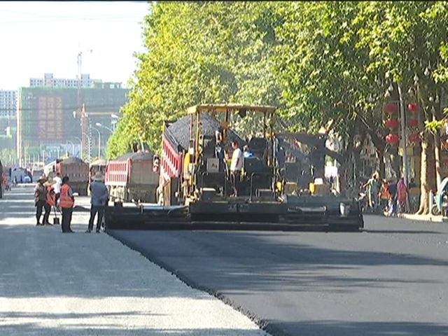 迎盛會 保暢通 市區(qū)多條道路整修路面