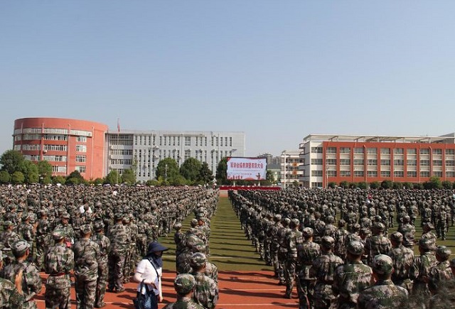 駐馬店市實(shí)驗(yàn)中學(xué)軍訓(xùn)會操表演暨表彰大會舉行