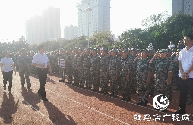 駐馬店市實(shí)驗(yàn)中學(xué)軍訓(xùn)會(huì)操表演暨表彰大會(huì)舉行