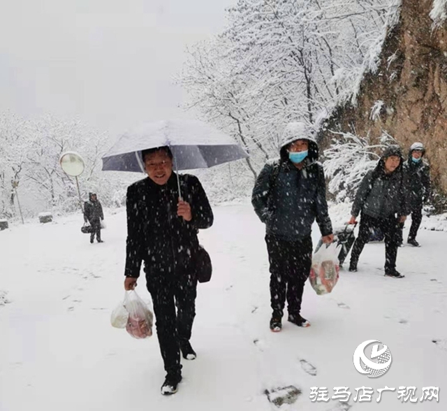 頂風雪 駐馬店廣播電視發(fā)射臺值班人員步行上山換班