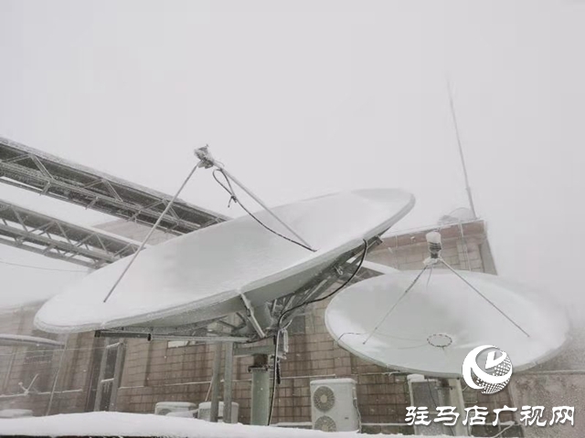 頂風雪 駐馬店廣播電視發(fā)射臺值班人員步行上山換班