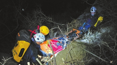 驢友登封玉皇溝墜崖14小時(shí)后獲救 有償救援能攔住驢友任性冒險(xiǎn)嗎？