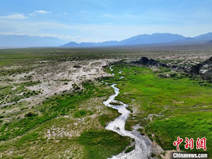 俯瞰柴達(dá)木盆地都蘭湖國家濕地公園