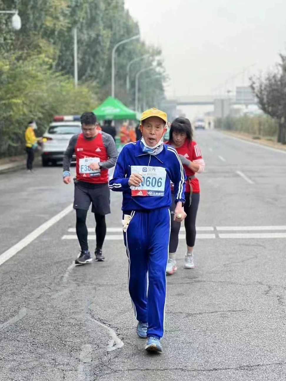 “86歲，依然能跑，依然在跑”——2022北京馬拉松最后一名完賽者的故事