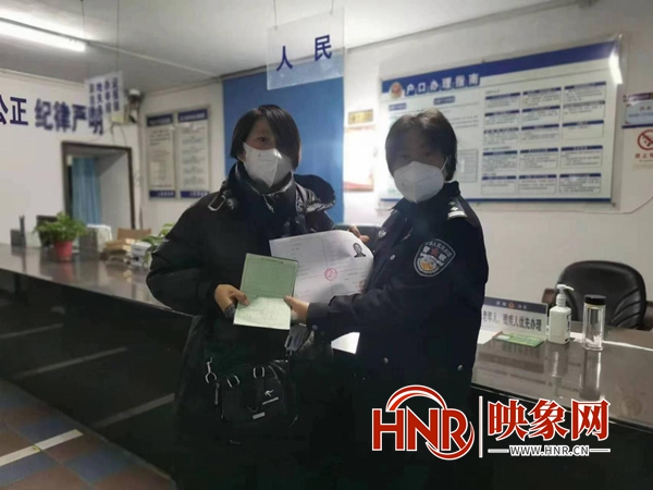 駐馬店市公安局驛城分局人民派出所：民警夜間為群眾辦理戶籍業(yè)務