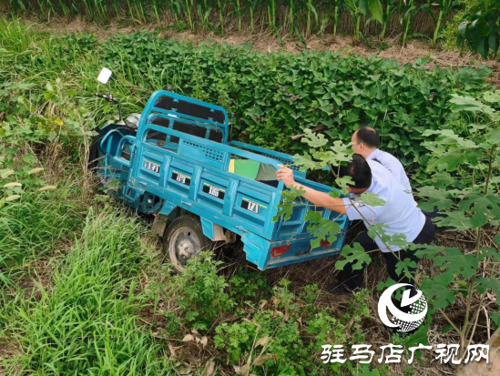 遂平：三輪車不慎翻溝底 巡邏民警及時(shí)救助