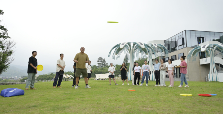 第一視點丨記者再訪余村手記：綠水青山變成幸?？可? /></p>
<p>在安吉余村鄉(xiāng)村圖書館前，年輕人在草坪上玩飛盤。圖片來源：新華社</p>
<p><strong>三</strong></p>
<p>歷史長河奔流不息，思想偉力引領(lǐng)航程。</p>
<p>把綠水青山建得更美、把金山銀山做得更大！諄諄囑托，化為堅定行動，一個又一個“余村”在蝶變。</p>
<p>人不負(fù)青山，青山定不負(fù)人。</p>
<p>生態(tài)美、經(jīng)濟(jì)強、百姓富！一幅現(xiàn)代版“富春山居圖”在浙江大地徐徐展開——</p>
<p>截至2022年底，浙江美麗鄉(xiāng)村覆蓋率已達(dá)93%，創(chuàng)成42個國家生態(tài)文明建設(shè)示范區(qū)、12個“綠水青山就是金山銀山”實踐創(chuàng)新基地，數(shù)量居全國第一；36家縣級兩山合作社，開發(fā)項目111個、累計帶動村集體超1000個、村集體累計增收超5億元；全省生態(tài)環(huán)境公眾滿意度連續(xù)11年提升，實現(xiàn)國家污染防治攻堅戰(zhàn)成效考核、生態(tài)環(huán)境滿意度評價兩個“全國第一”……</p>
<p>老百姓的幸福感哪里來？</p>
<p>作為習(xí)近平生態(tài)文明思想的重要萌發(fā)地、“綠水青山就是金山銀山”理念的發(fā)源地和率先實踐地，浙江以實踐作答：環(huán)境就是民生，青山就是美麗，藍(lán)天也是幸福。</p>
<p>這條路，浙江人越走越堅定。綠水青山成為百姓的幸?？可剑G色成為浙江發(fā)展最動人的色彩。</p>
<p>記得2020年，全國兩會，浙江代表團(tuán)首次以代表團(tuán)名義，向全國人代會提交《關(guān)于設(shè)立8·15“國家生態(tài)文明日”的議案》。我作為浙江代表團(tuán)隨團(tuán)記者，全程親歷并最早報道了這一刻。</p>
<p>今年6月，十四屆全國人大常委會第三次會議表決通過決定，將8月15日設(shè)立為全國生態(tài)日。從此，美麗中國建設(shè)有了更強有力的法治保障。</p>
<p>綠水青山，折射思想光芒，回應(yīng)時代之問。</p>
<p>今年7月，全國生態(tài)環(huán)境保護(hù)大會上，習(xí)近平總書記再次強調(diào)“兩山”理念：“牢固樹立和踐行綠水青山就是金山銀山的理念，把建設(shè)美麗中國擺在強國建設(shè)、民族復(fù)興的突出位置……”</p>
<p>從浙江生態(tài)省建設(shè)到美麗中國建設(shè)，思想穿越時代，照亮前行之路。</p>
<p>“綠水青山就是金山銀山”理念，引領(lǐng)中國廣袤大地發(fā)生著深刻變化；習(xí)近平生態(tài)文明思想深入人心，筑牢中國式現(xiàn)代化的生態(tài)根基，為全球生態(tài)文明建設(shè)貢獻(xiàn)了中國方案。</p>
<p>江潮奔涌，群山疊翠。從東海之濱到錢江兩岸，從繁華都市到美麗鄉(xiāng)村，人與自然和諧共生的現(xiàn)代化新篇章在浙江大地、在中國大地精彩續(xù)寫。</p>
      <!--ecms.*-->
      <p class=