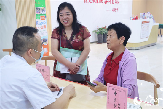 跟著總書記看中國丨守護“有福之州”的“幸福老人”