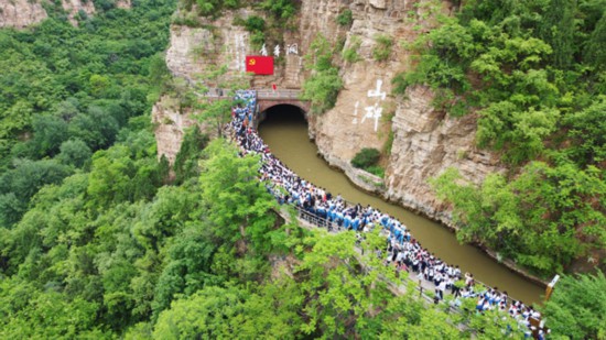 跟著總書記看中國(guó)｜弘揚(yáng)紅旗渠精神 跑好鄉(xiāng)村振興“接力賽”