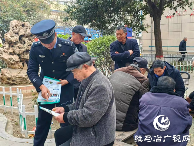 泌陽縣公安局：禁毒宣傳進公園 警民共建防“毒”墻