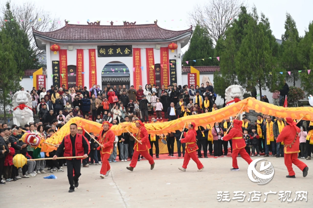 王店大裝現(xiàn)身泌陽縣馬谷田鎮(zhèn)大余莊 人山人海場面壯觀