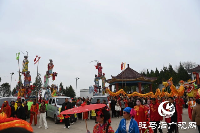 王店大裝現(xiàn)身泌陽縣馬谷田鎮(zhèn)大余莊 人山人海場面壯觀