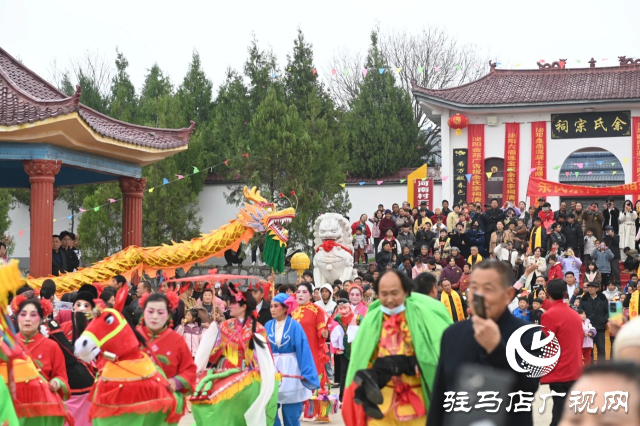 王店大裝現(xiàn)身泌陽縣馬谷田鎮(zhèn)大余莊 人山人海場面壯觀