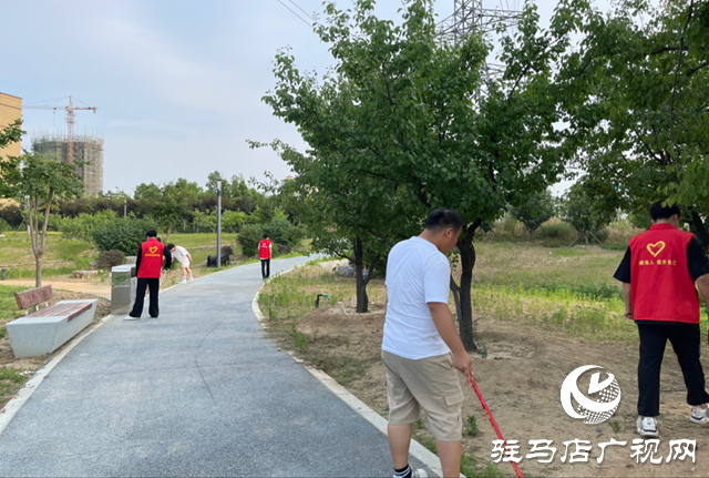 駐馬店職業(yè)技術學院組織志愿者走進人民公園清撿垃圾