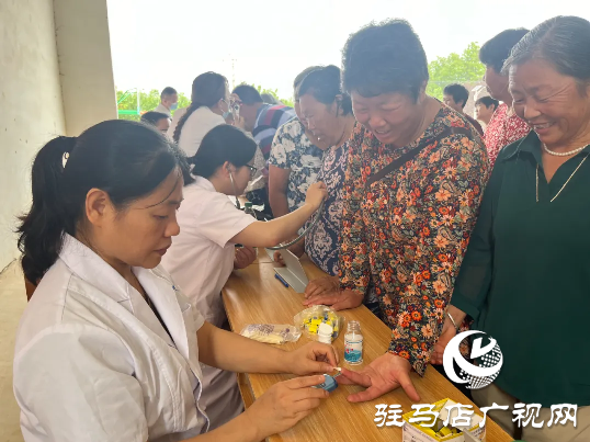 駐馬店市第一人民醫(yī)院走進平輿甘港開展“紅會送醫(yī)”健康義診活動