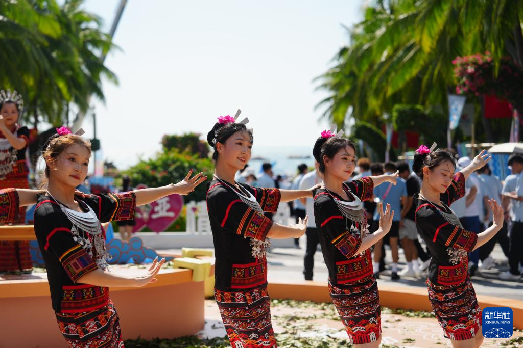 第十二屆全國少數(shù)民族傳統(tǒng)體育運動會民族大聯(lián)歡活動在三亞舉行