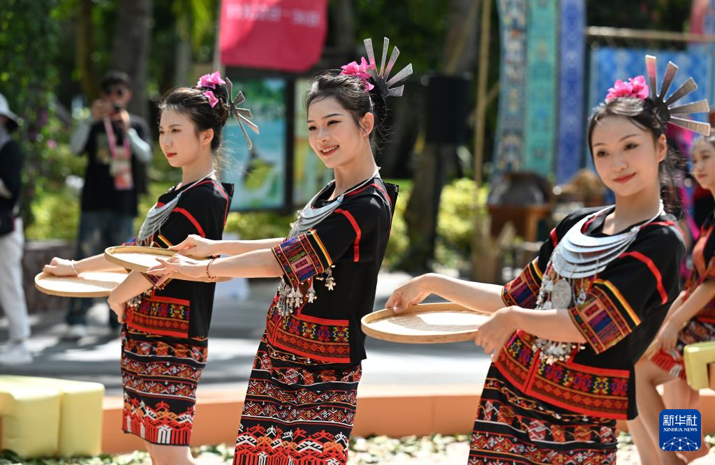 第十二屆全國少數(shù)民族傳統(tǒng)體育運動會民族大聯(lián)歡活動在三亞舉行