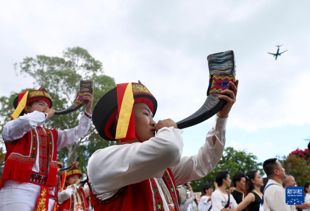 第十二屆全國少數(shù)民族傳統(tǒng)體育運動會民族大聯(lián)歡活動在三亞舉行