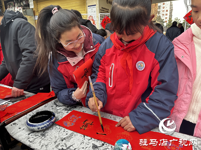 駐馬店市第一小學(xué)：師生攜手書春韻 義寫春聯(lián)賀新年